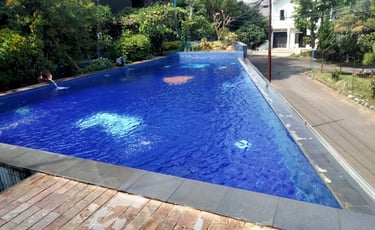 kolam renang umum dengan sistem overflow.