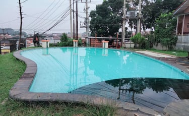 kolam renang over folw dengan desain minimalis.