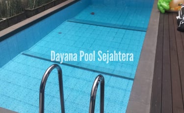 kolam renang minimalis untuk keluarga dan lantai kayu untuk pijakannya.
