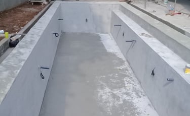 kolam renang struktur beton.