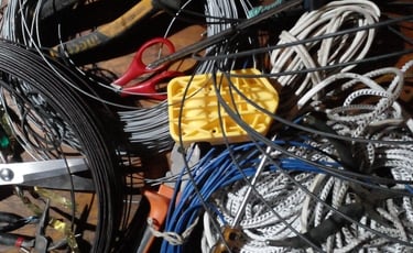 CABLES, TIJERA, PLASTICOS, SOGAS, ALAMBRE, PINZAS, HERRAMIENTAS QUE SE UTILIZÓ EN EL PULPO RENACIDO