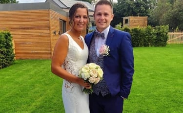 couple de jeune mariée prenant la pause le jour de leur mariage