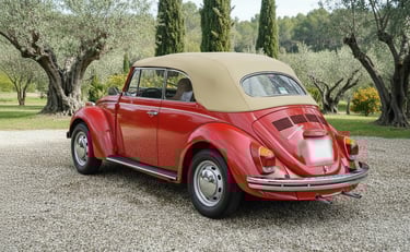 Volkswagen Beetle Cabriolet 1971 rojo con capota beige, coche clásico para bodas y eventos en España.