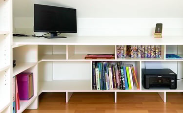 Bureau sous combles Shelfi – Courbevoie – plan de travail blanc sur mesure