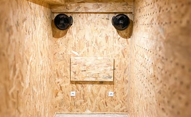 Zone home trainer vélo – atelier OSB Shelfi – support mural renforcé – La Celle-Saint-Cloud