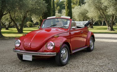 Volkswagen Beetle Cabriolet 1971 rojo clásico descapotable en finca española, ideal para bodas y eventos.