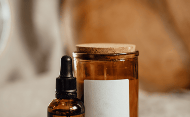 Une bougie artisanale de rituel pour de la méditation ou de la détente