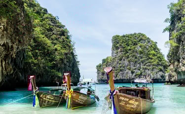 foto dos barcos na ilha phi phi tailandia