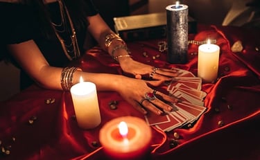 lectura de cartas angelicales para mirar presente ,pasado y futuro a través del tarot