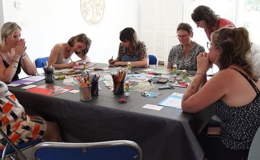 Anne-Sophie Aubrée anime un atelier créatif avec une équipe d'entreprise à Nantes