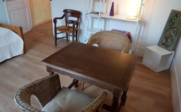 bureau avec table et chaises