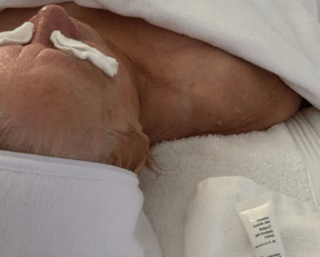 Femme recevant un soin naturels du visage