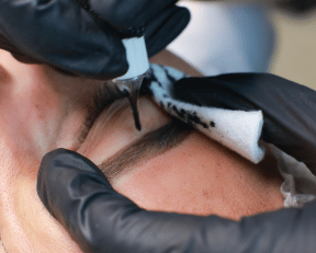 femme recevant un  Maquillage semi-permanent aux sourcils au salon Insia-beauté