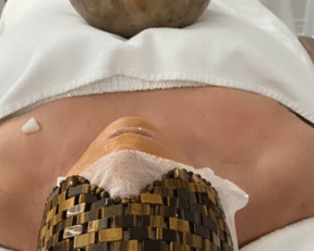 Femme recevant un massage ayurvédique, au salon insia beaute Longueuil quebec 