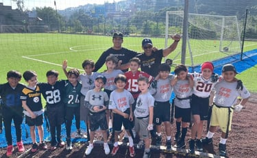 Grupo de niños de la academia de football posando para una foto