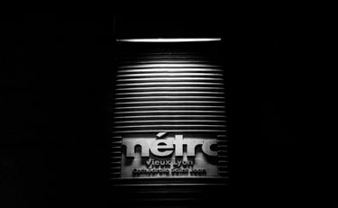 Photographie de rue nocturne de l'enseigne du métro de Vieux Lyon par Mihary