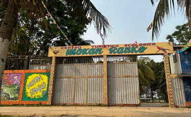 The entrance gate of Centro Turistico Ecologico Mokan Ranko in  with colorful murals in Santa Marta