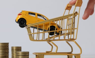 Coche en carrito de compras manejado por una mujer y monedas a un lado