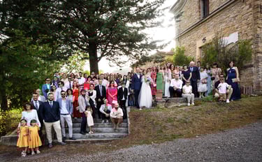 Foto di gruppo dei parenti e degli invitati fuori dalla chiesa al termine della cerimonia