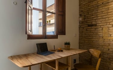 Ventana de madera de 2 hojas con contraventanas interiores.