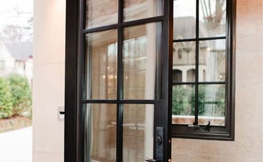 Puerta y ventana de hierro negro.