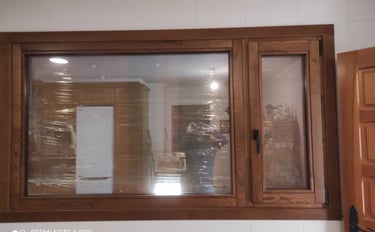 Ventana de madera de nogal con fijo.