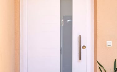 Puerta blanca con cristal decorativo