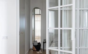 Puerta de hierro de color blanco en interior vivienda.