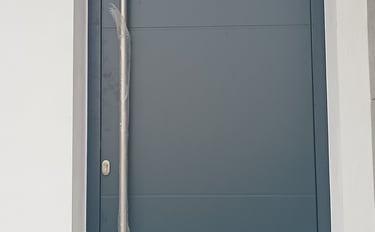 Puerta aluminio de entrada a vivienda.