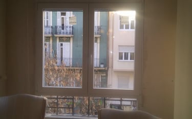 Ventana de PVC de 2 hojas con fijo inferior.