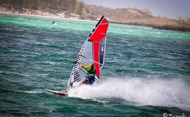 windsurf à Madagascar dans la baie de Sakalava devant Ocean Lodge
