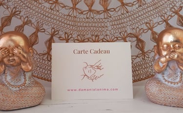 Une carte cadeau à offrir, mise en valeur dans un décor raffiné et inspirant.