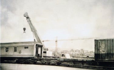 Estación de tren con dos grúas. Dibujo realizado por Miguel Vivo con lápiz y tinta.