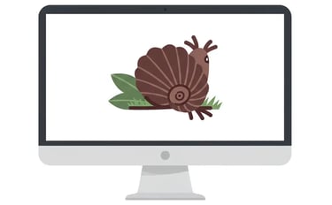 Ordenador con caracol en la pantalla, simboliza carga lenta de sitio web y optimización de velocidad Egremy Digital.