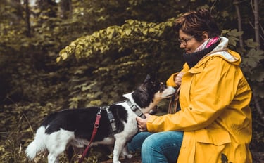 Marion Lindhof mit Mischling Trapper im Wald bei einer Aufmerksamkeitsübung