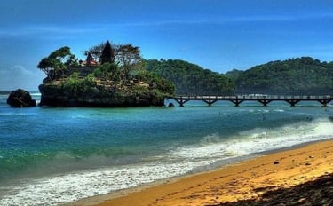 pantai Balekambang Kabupaten Malang dengan pura di tengah laut