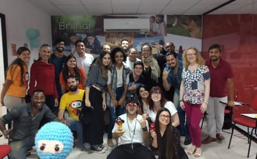 grupo de pessoas reunidas após palestra de criatividade do Dojô de Criatividade