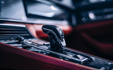 Levier de vitesse dans voiture sport, illustrant transformation data AI, à la meilleure vitesse