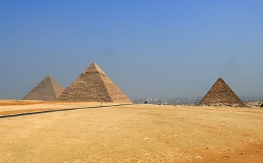 Fotografia das três principais pirâmides de Gizé — Menkaure, Quéfren e Quéops 