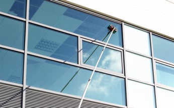 Nettoyage de vitres en hauteur par M&M Services Pro à  Bois-Guillaume