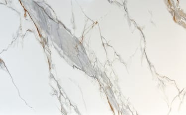 cubierta de cuarzo blanco en cocina moderna