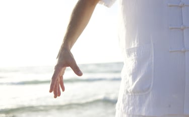 Personne qui pratique le tai qi, mouvement énergétique chinois