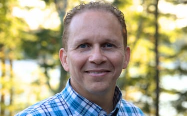 a man in a plaid shirt and plaid shirt