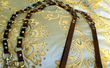 Leather long ring-work link leash.