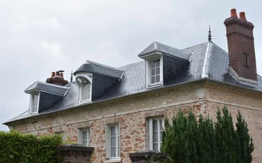 maison ancienne avec toiture en ardoise et zinguerie