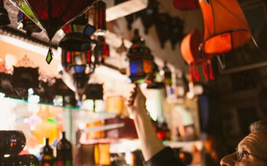 Artesanía y tradición en lámparas y vidrios para decorar casas modernas con gran gusto