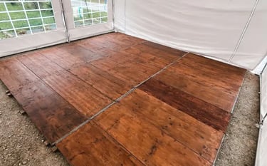 plancher de réception sous un barnum pour événement