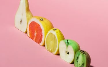 immagine di cinque frutti sezionati che mostrano il loro interno e trasparenza di elementi