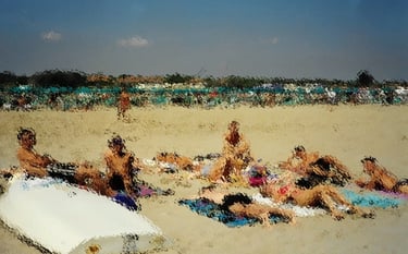 Una foto sgranata di una spiaggia con dei ragazzi stesi sui teli vicino a una barca rovesciata