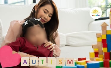 Trẻ rối loạn phổ tự kỷ (ADS) được cô giáo trị liệu cảm giác, nhận thức 1 kèm 1 tại Trung tâm